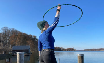 Kristin beim Training mit dem Hula Hoop Reifen am See