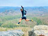 Rene Claussnitzer springt im Elbsandsteingebirge über eine Schlucht