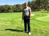 Bastian Schweinsteiger steht mit Golfschläger auf dem Golfplatz