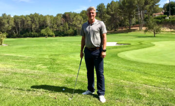 Bastian Schweinsteiger steht mit Golfschläger auf dem Golfplatz