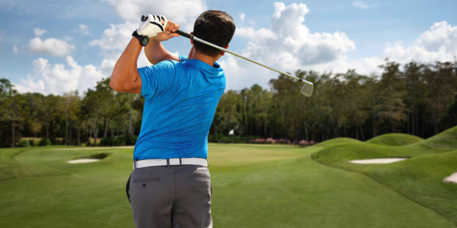 Golfer mit Garmin Uhr am Handgelenk beim Abschlag auf dem Golfplatz