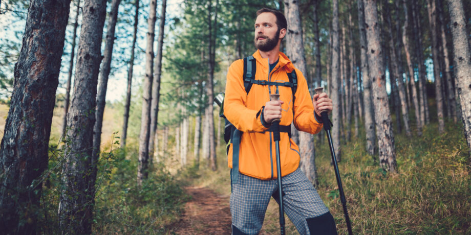Mann beim Nordic Walking im Wald