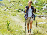 Junge Frau Frau beim Nordic Walking in den Bergen