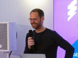 Jörg Adami spricht auf einer Bühne