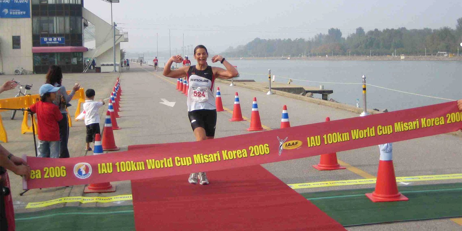 Barbara Mallmann läuft beim IAU 100km World Cup Misari Korea Run ins Ziel