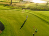 Spieler auf einem Golfplatz aus der Vogelperspektive