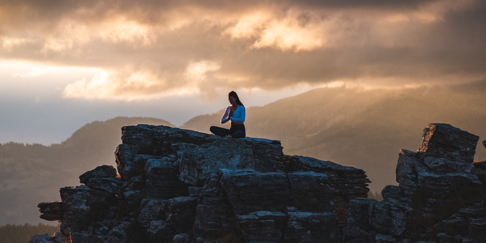 Klara Fuchs beim Yoga auf einem Berg