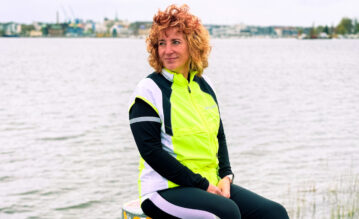 Mama Kerstin sitzt auf einem Steg am Osteseestrand
