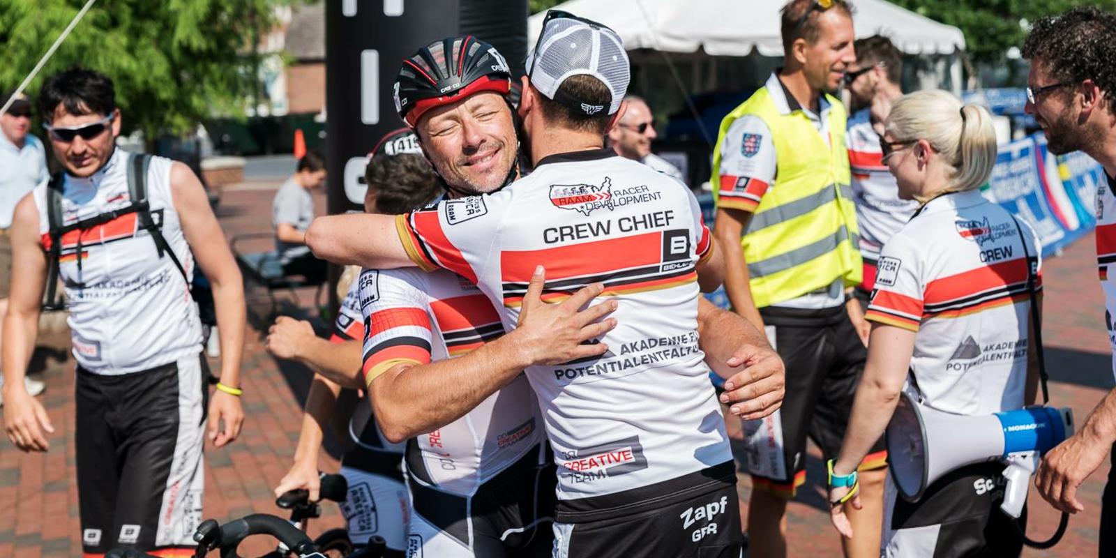 Sven Ole Müller umarmt einen Teamkollegen nach einem Rennen