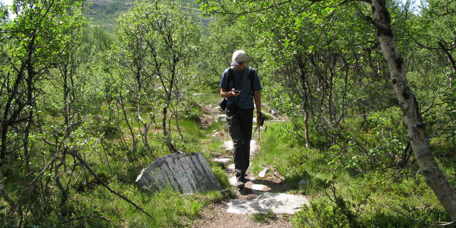 Markus Gründel beim Wandern mit einem Garmin Handgerät
