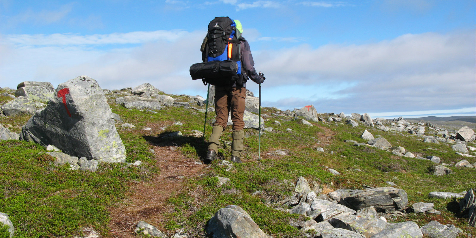Markus Gründel wandert mit voll bepacktem Rucksack durch Norwegen