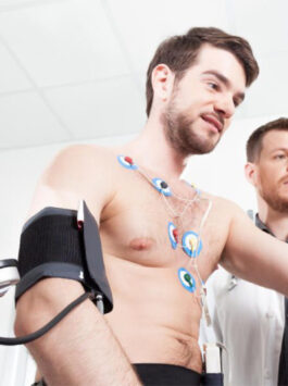 Sportler macht ein Belastungs-EKG beim Arzt, um sein optimalen Trainingspuls herauszufinden.