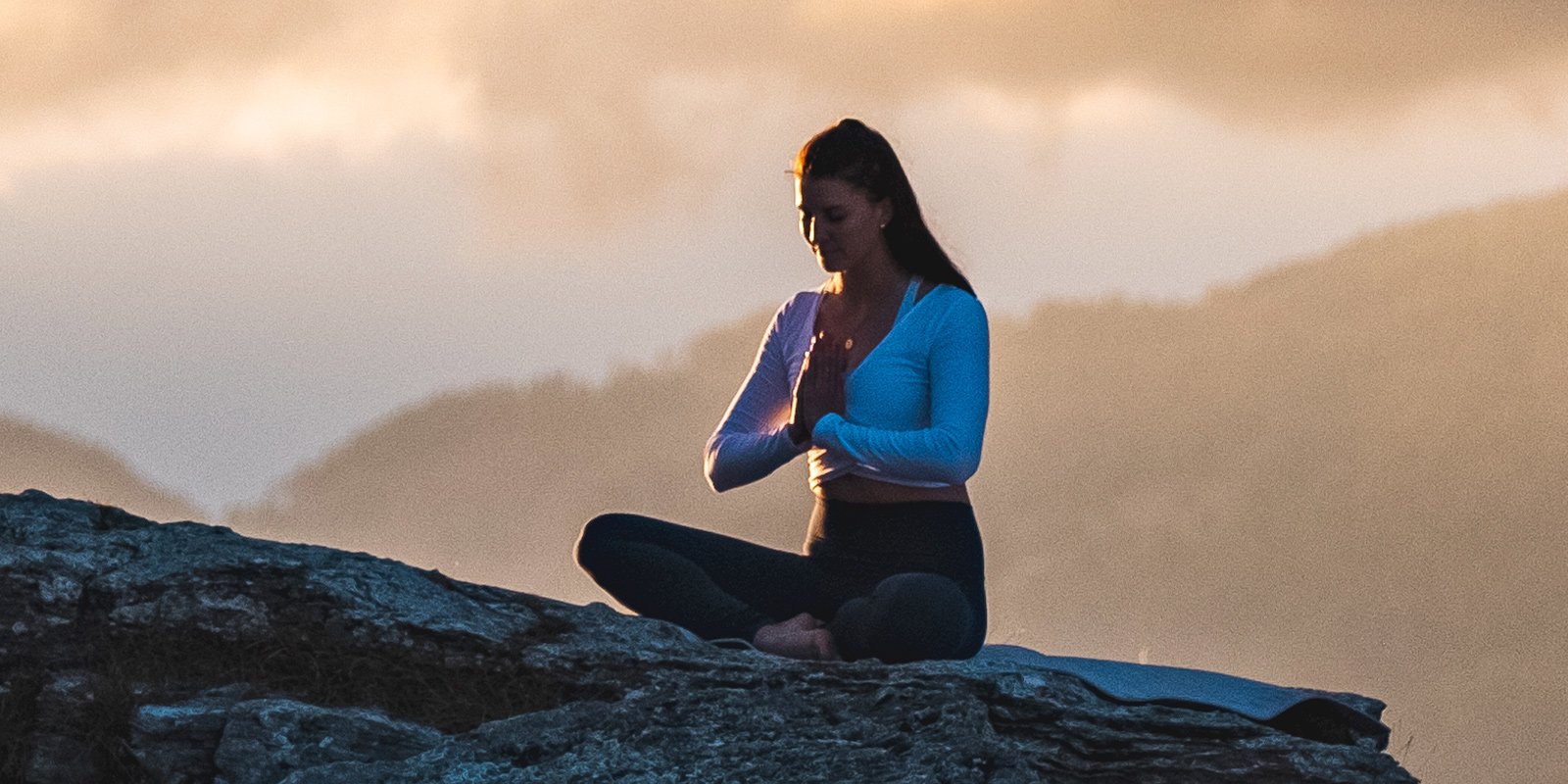 Klara Fuchs beim Yoga auf einem Berggipfel