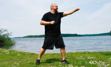 Redakteur Kevin beim Kickboxen am Strand