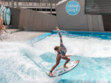Frau auf dem Wasser bei der Rapid Surfari League