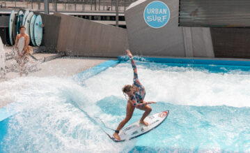 Frau auf dem Wasser bei der Rapid Surfari League