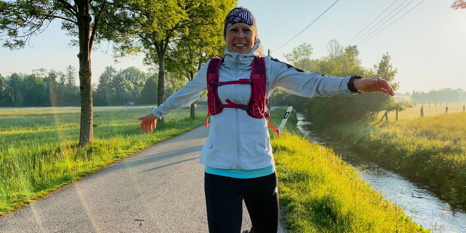 Cindy Haase freut sich nach einem Lauf neben einem Fluss