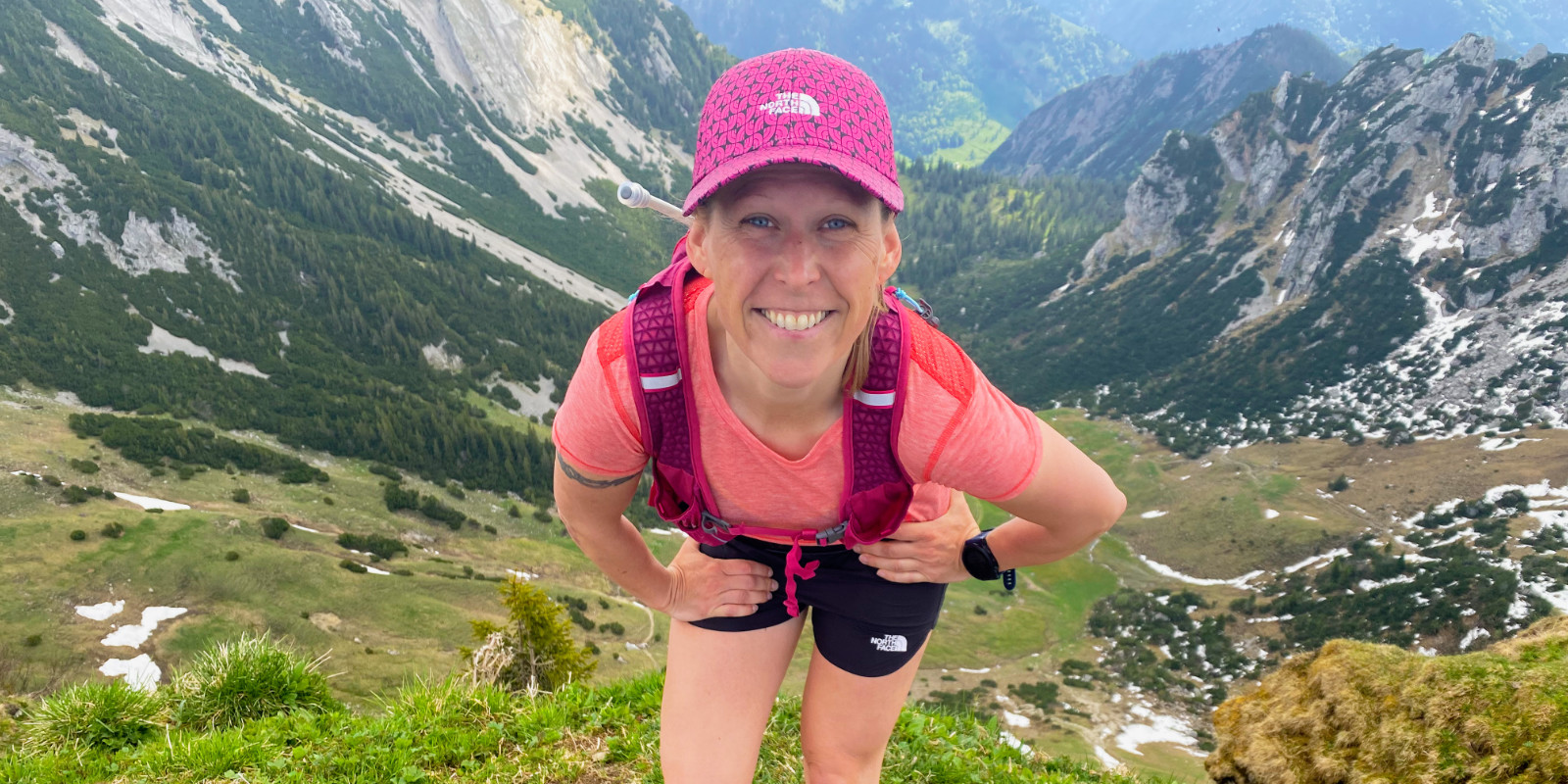 Cindy Haase lächelt beim Traillaufen in den Bergen in die Kamera