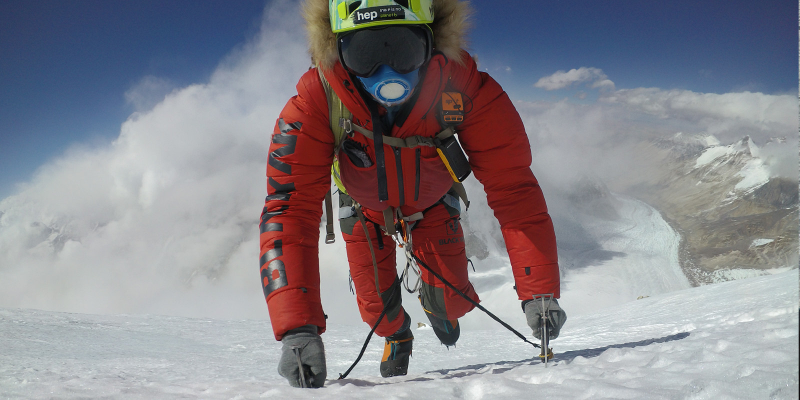 Jost Kobusch klettert mit Ausrüstung einen schneebedeckten Berg hoch