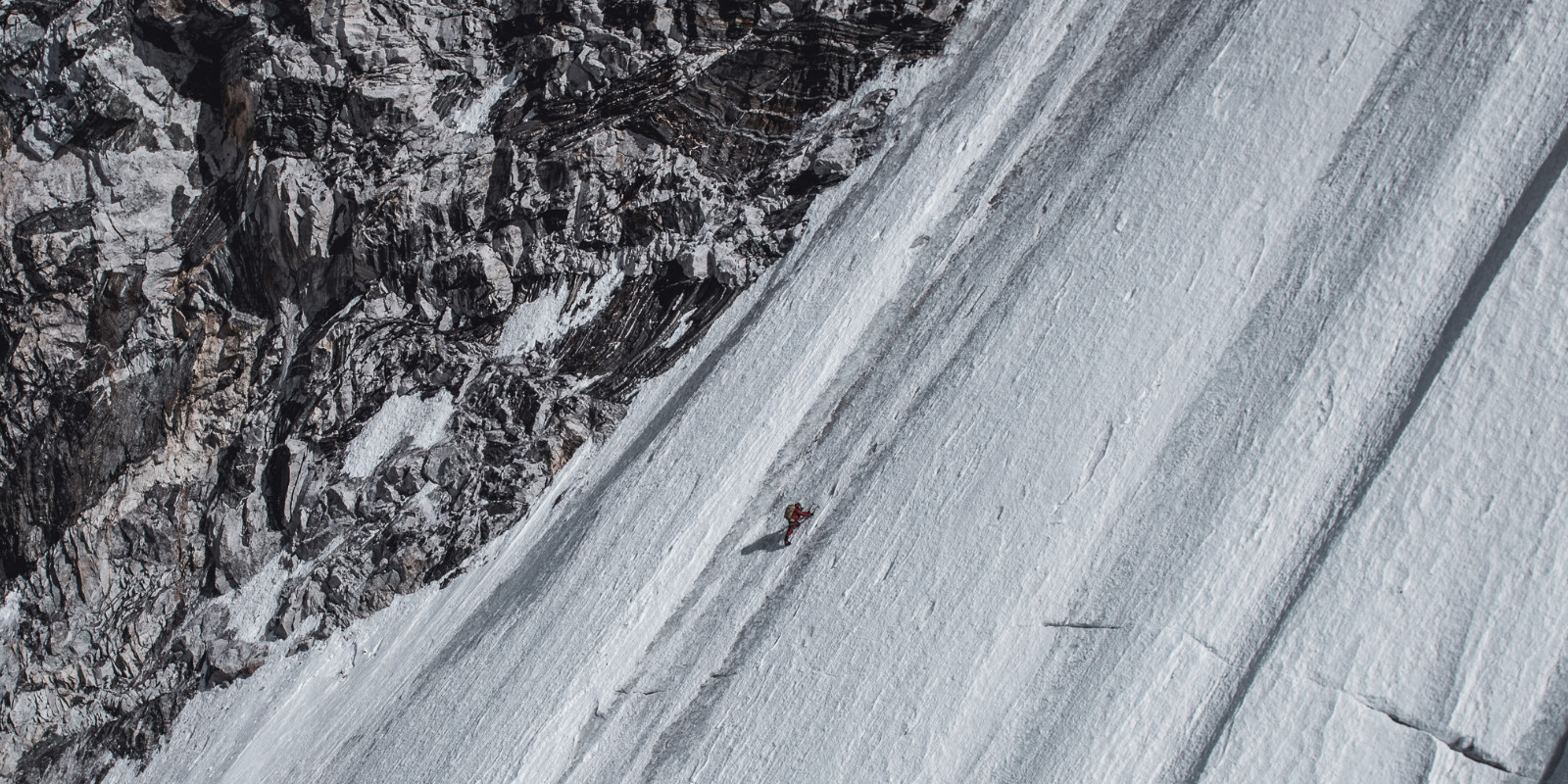 Jost Kobusch beim Aufstieg auf einem schneebedeckten Berg