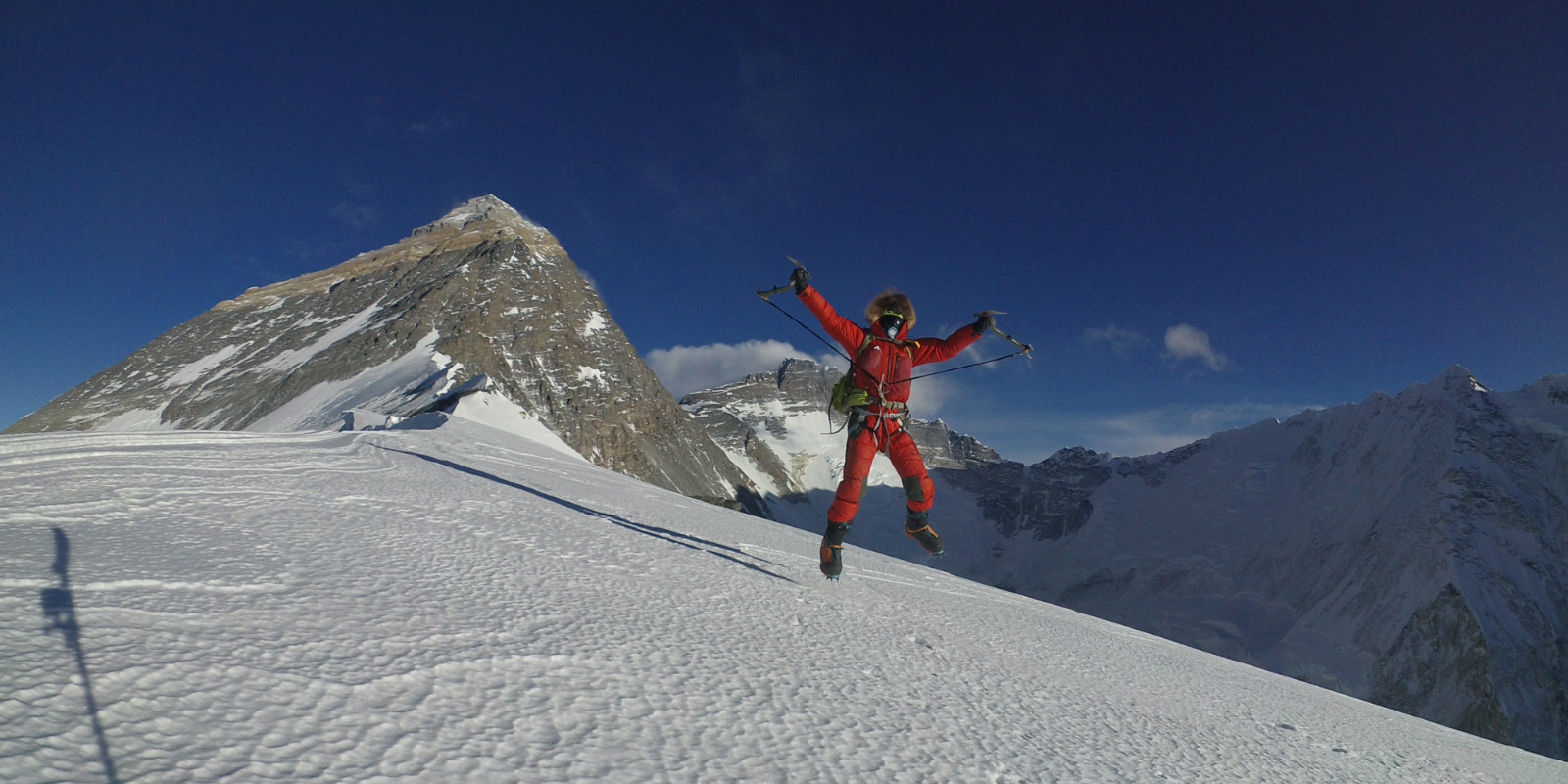 Jost Kobusch tanzt vor Freude auf einem Gipfel
