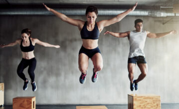 Frauen und Männer beim Trainieren der Sprungkraft