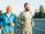 Alter Mann und junger Mann laufen zusammen