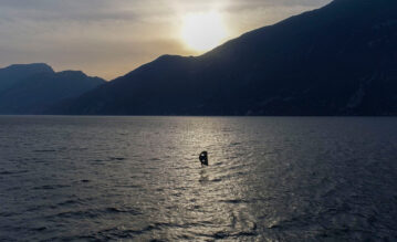 Felix Quadfaß beim Windfoilen auf dem Gardasee bei Sonnenuntergang