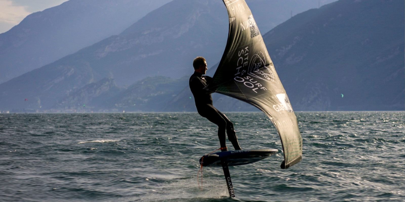 Felix Quadfaß beim Windfoilen auf dem Gardasee