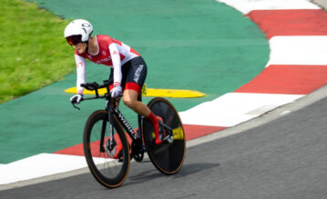 Yvonne Marzinke auf dem Rad bei den Paralympics