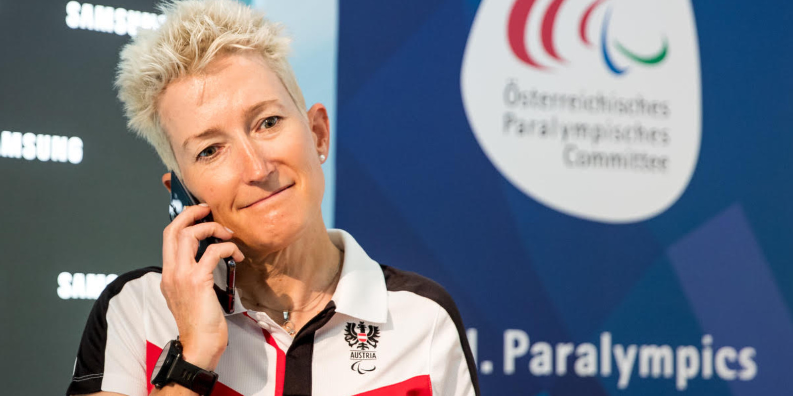 Yvonne Marzinke beim Telefonieren bei den Paralympics