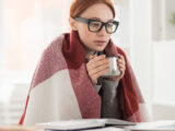 Frau friert im Büro