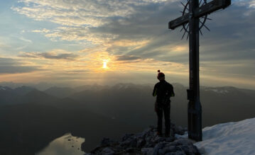 Garmin Mxitarbeiter und Bergsteiger Tobias Eckhardt auf einem Gipfel