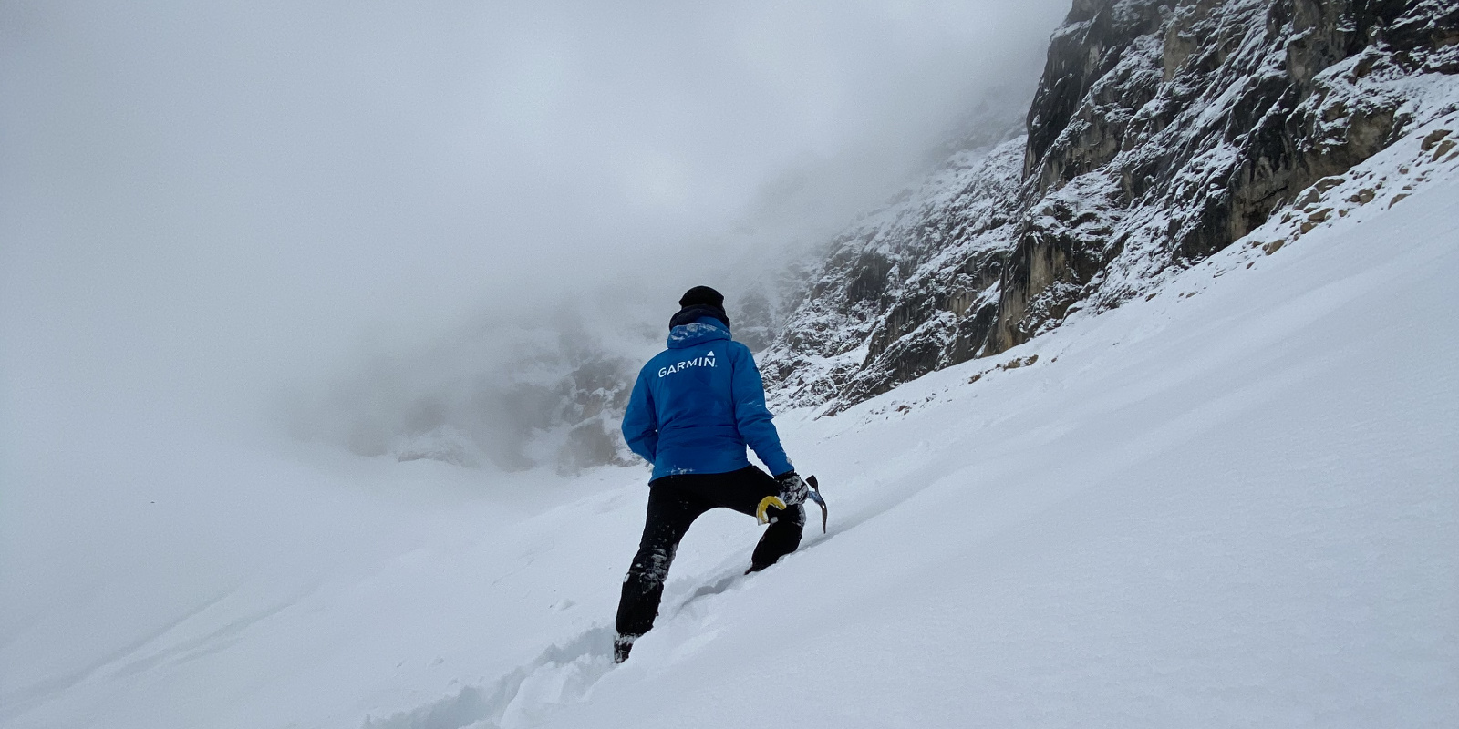 Garmin Mitarbeiter und Bergsteiger Tobias Eckhardt im Schnee