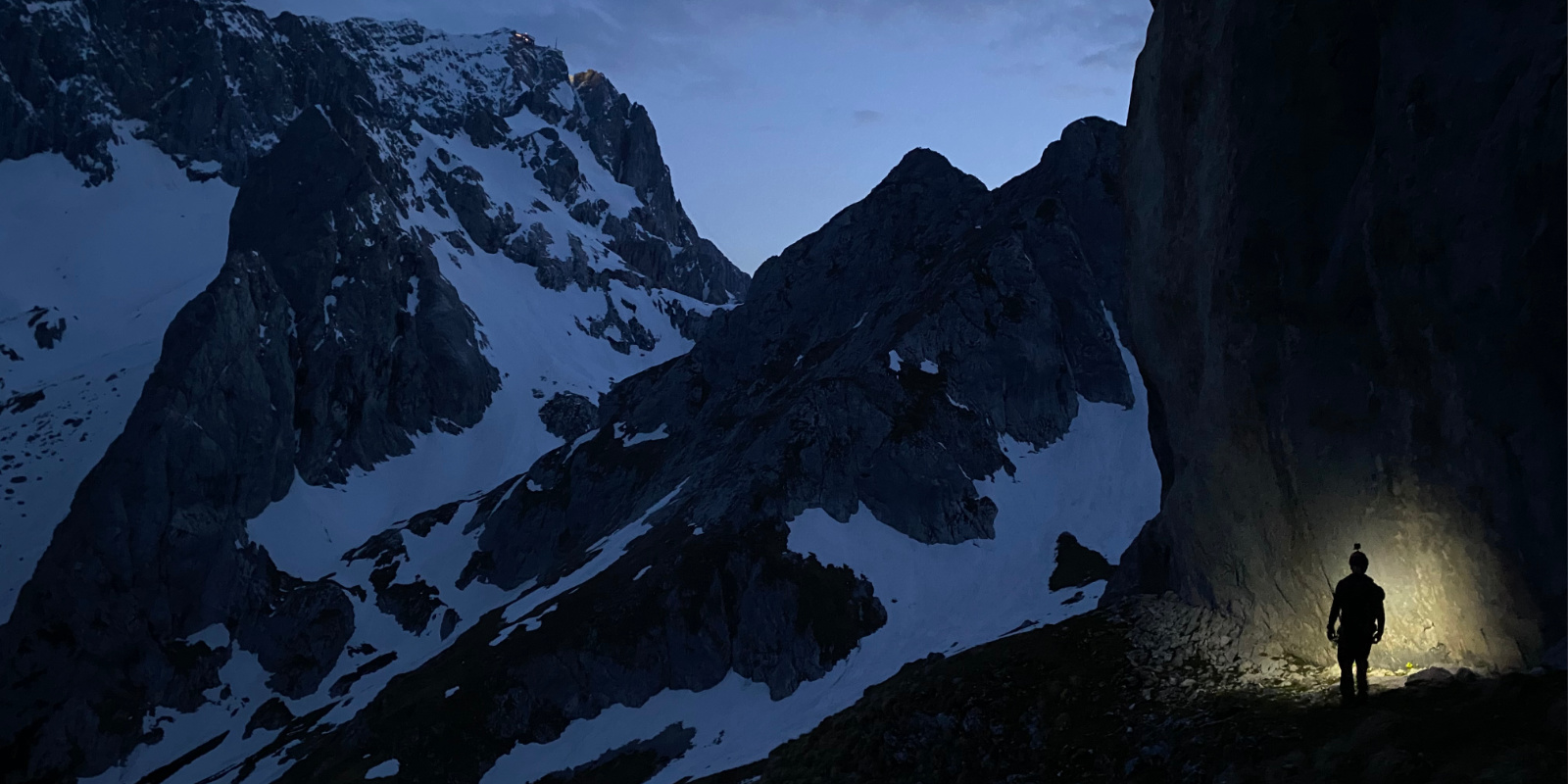Garmin Mitarbeiter und Bergsteiger Tobias Eckhardt auf einem Gipfel bei Nacht