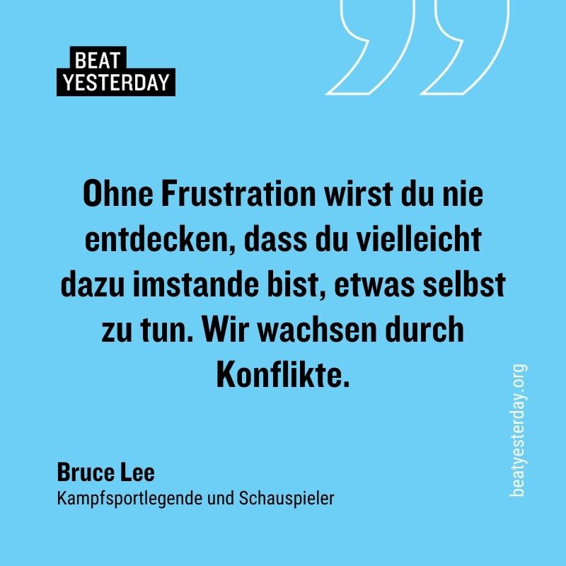 Motivierender Spruch von Bruce Lee: „Ohne Frustration wirst du nie entdecken, dass du vielleicht dazu imstande bist, etwas selbst zu tun. Wir wachsen durch Konflikte.“
