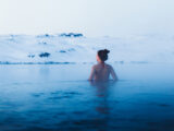 Frau beim Eisbaden in einem See im Winter