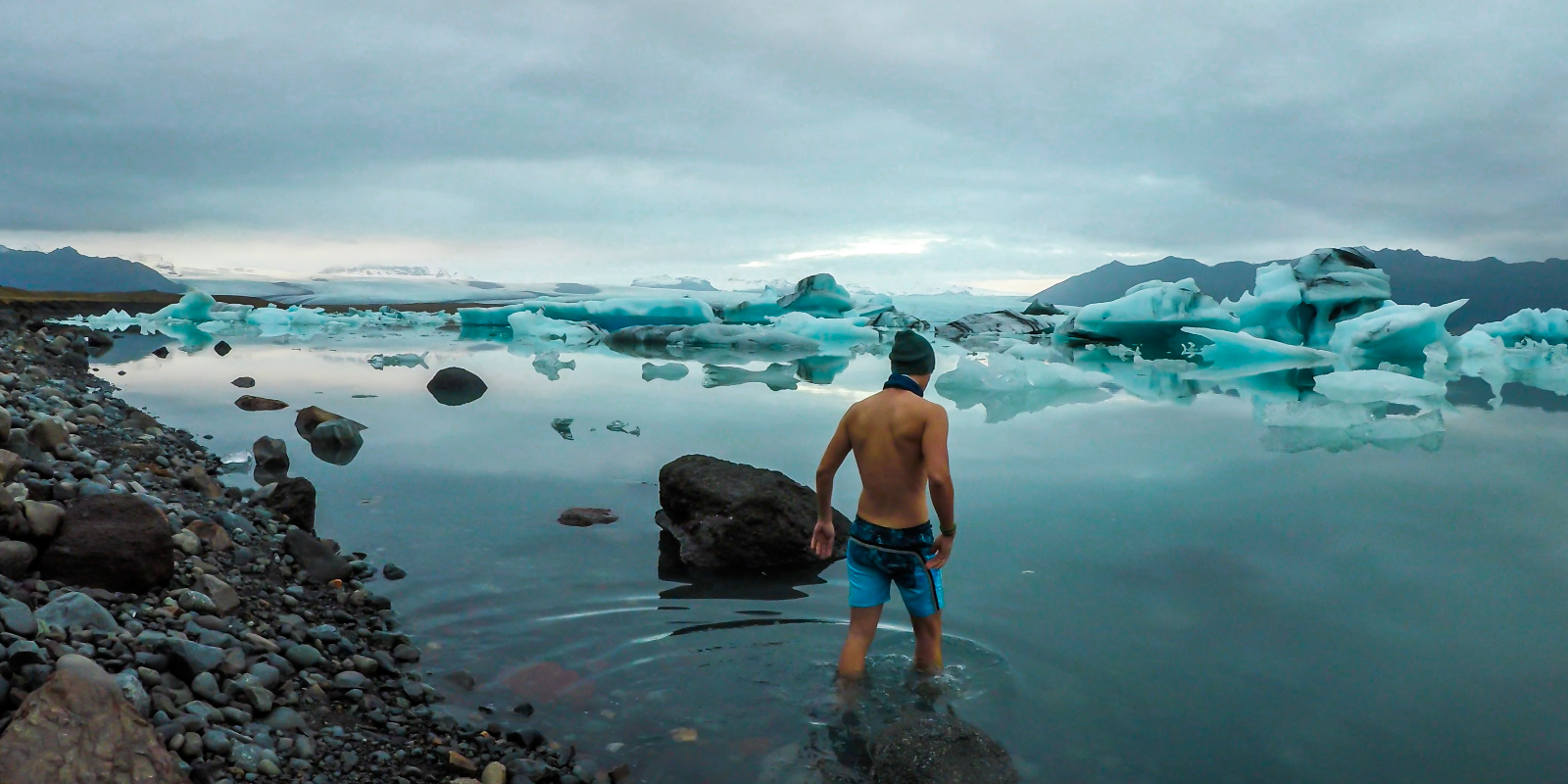 Mann beim Eisbaden am Gletscher