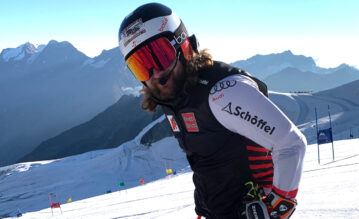 Michael Schargnagl grinst beim Skifahren in die Kamera