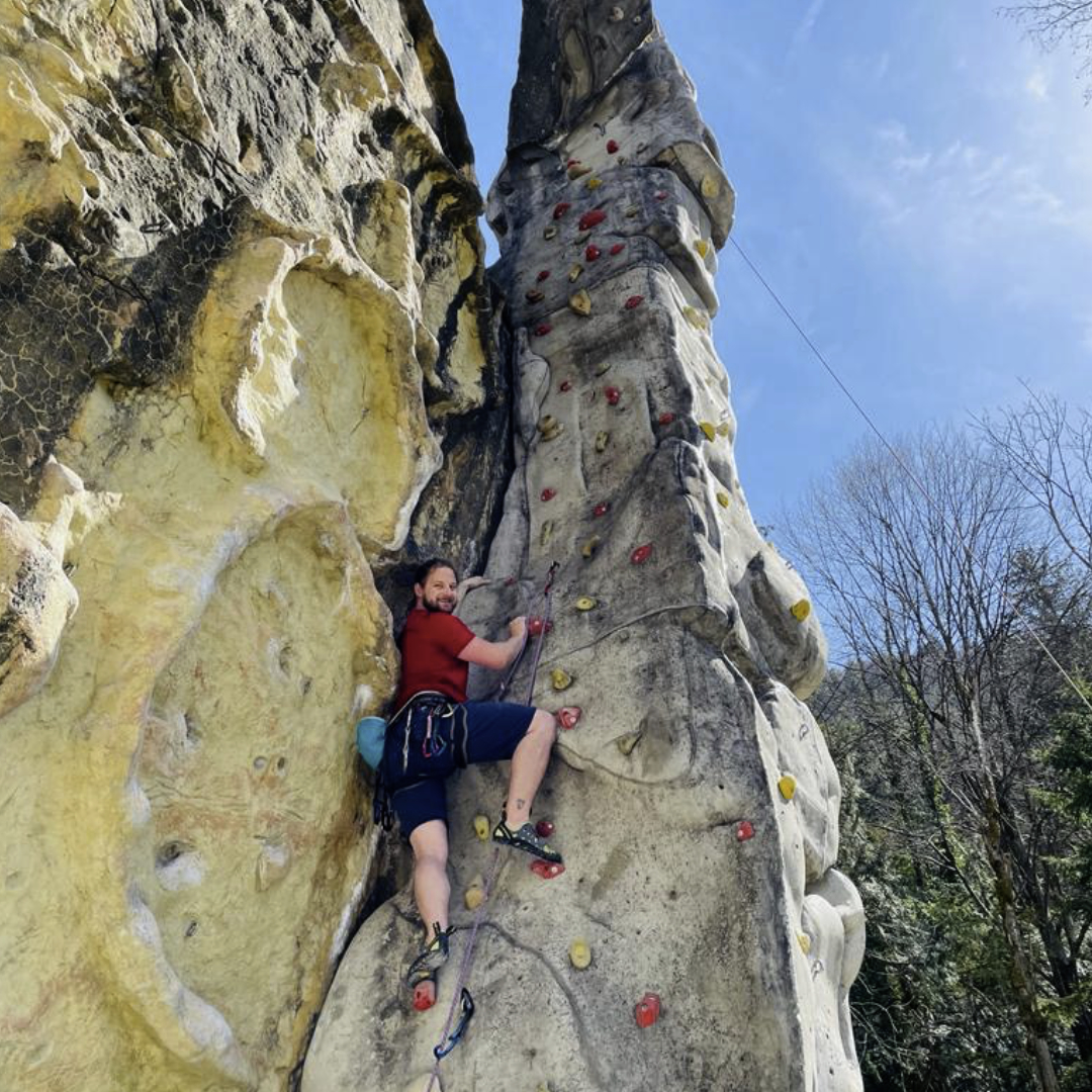 Michael Schargnagl beim Klettern an einer Felswand