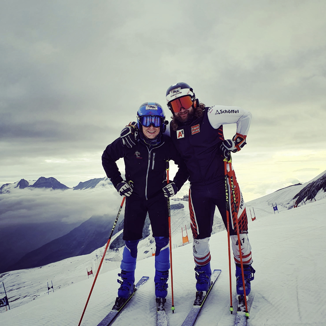 Michael Schargnagl und seine Freundin beim Skifahren