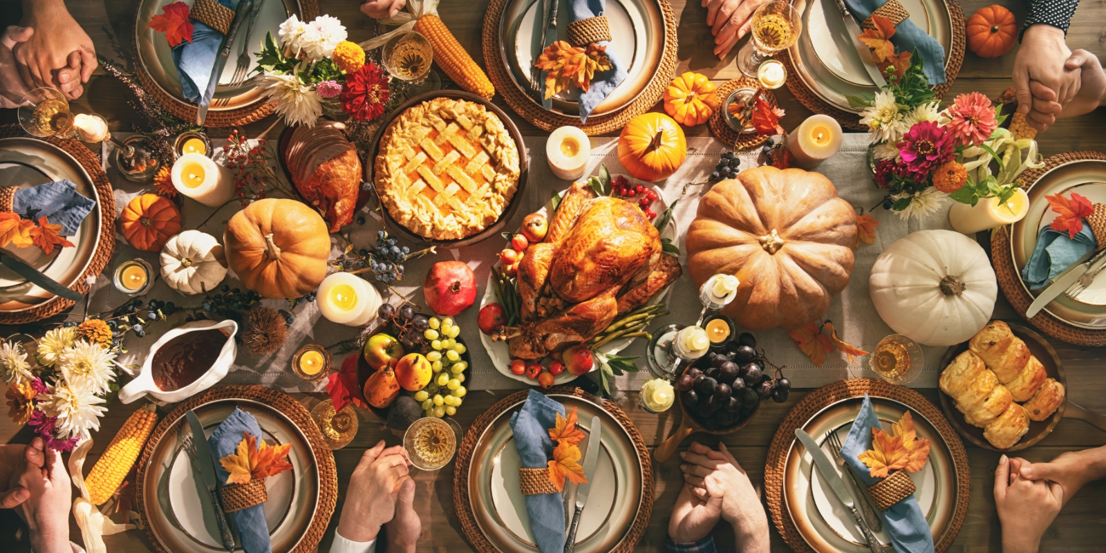 Gedeckter Tisch an Thanksgiving in Amerika mit Truthahn