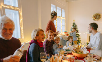 Familie an Weihnachten am Tisch