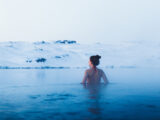 Frau beim Eisbaden im See