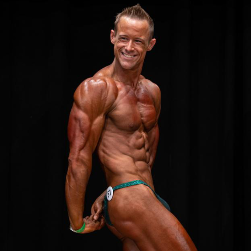Joachim Schlebusch posiert bei einem Bodybuilding Wettbewerb