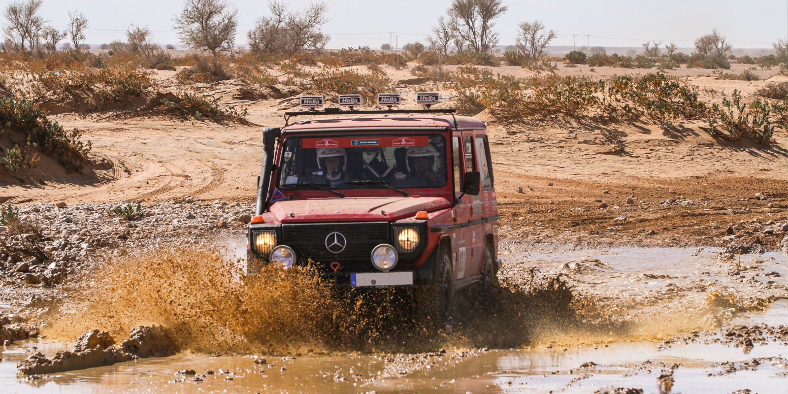 Rally Dakar Autp fährt durch Pfütze