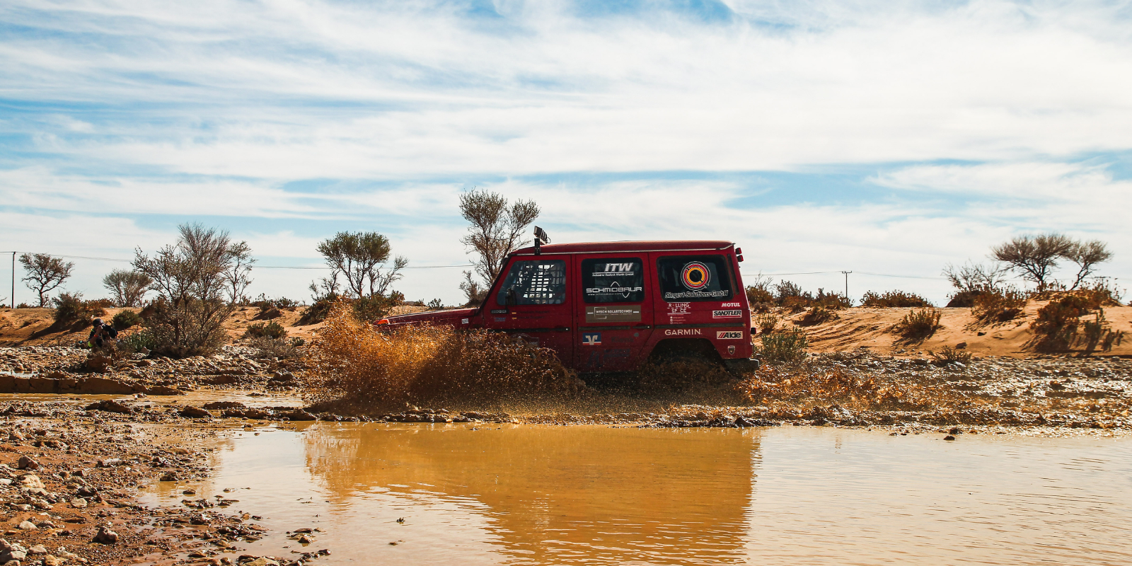 Rally Dakar Auto durch Pfütze