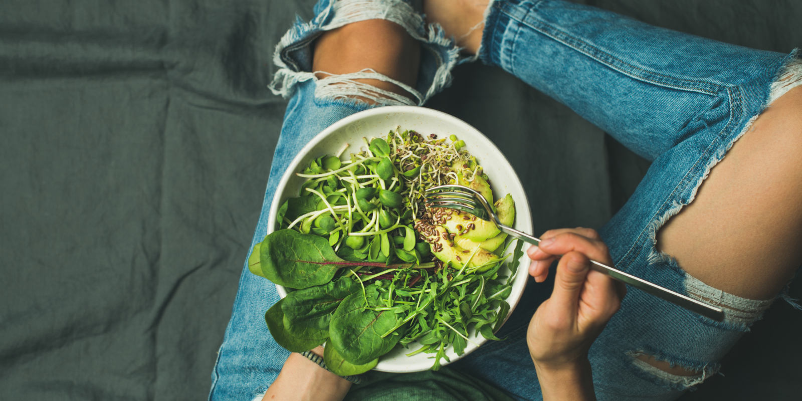 Frau isst Salat mit grünem Blattgemüse