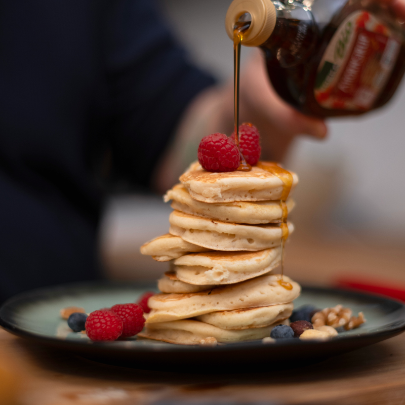 Timo Franke übergießt Pancakes mit Ahornsirup