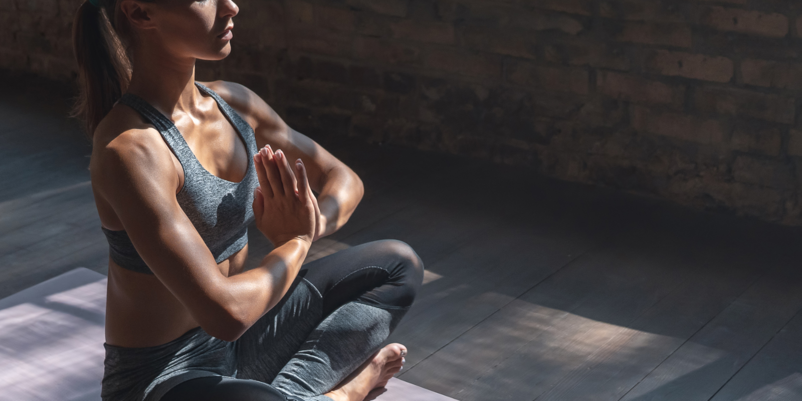 Frau macht yoga-Konzentrationsübungen